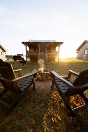 CenterHillLakeCouplesRelaxingCreeksideTinyCabin 4